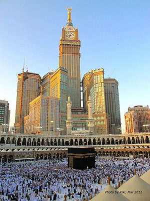 Grand Makkah Clock Tower and Kaaba with Pilgrims at Masjid al-Haram HD phone wallpaper