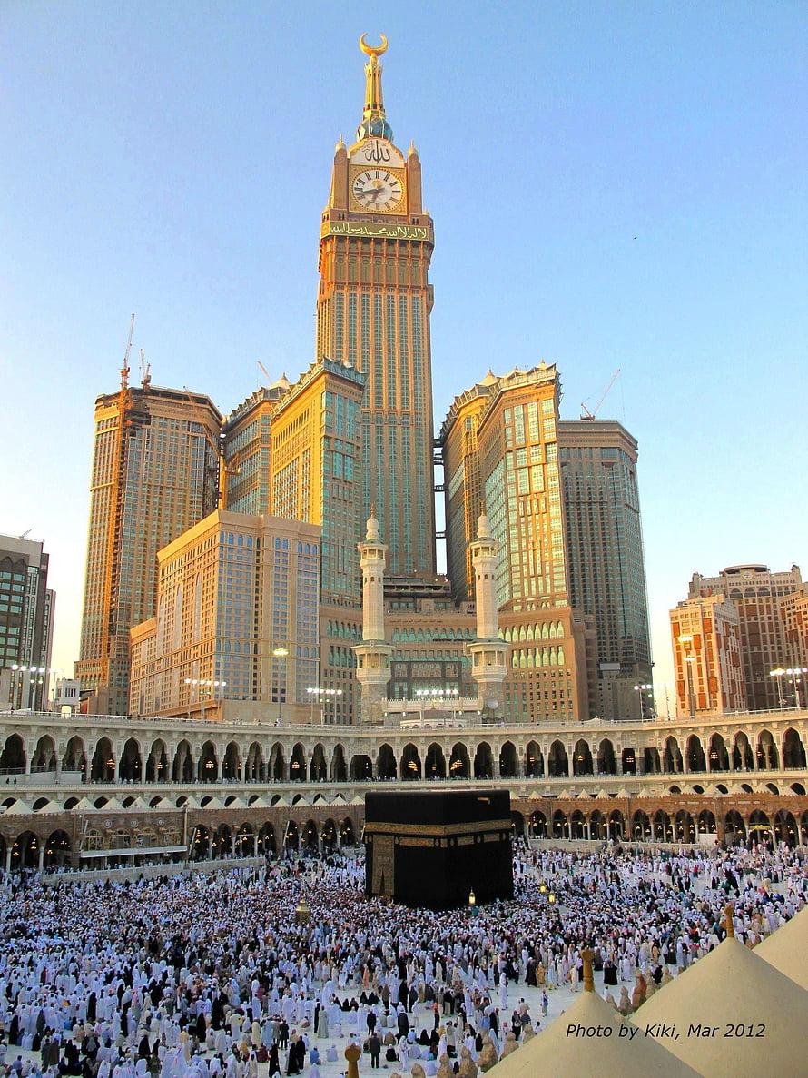 Grand Makkah Clock Tower and Kaaba with Pilgrims at Masjid al-Haram HD phone wallpaper