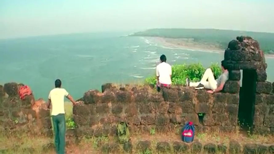 Dil Chahta Hai Movie Scene: Friends at Coastal Stone Ruins HD wallpaper