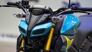 Yamaha MT-15 Teal Blue Limited Edition Front Fairing and Headlight Close-Up HD wallpaper