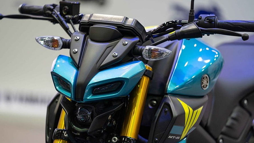 Yamaha MT-15 Teal Blue Limited Edition Front Fairing and Headlight Close-Up HD wallpaper
