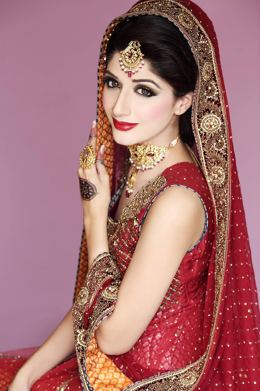 Elegant Pakistani Bride in Red Lehenga with Gold Jewelry and Henna HD phone wallpaper