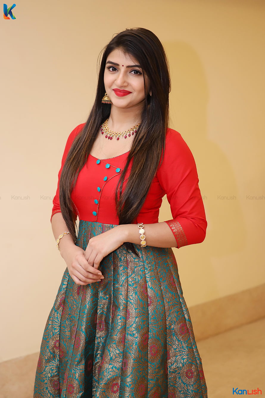 Sreeleela in Red Blouse and Teal Brocade Lehenga with Gold Jewelry HD phone wallpaper