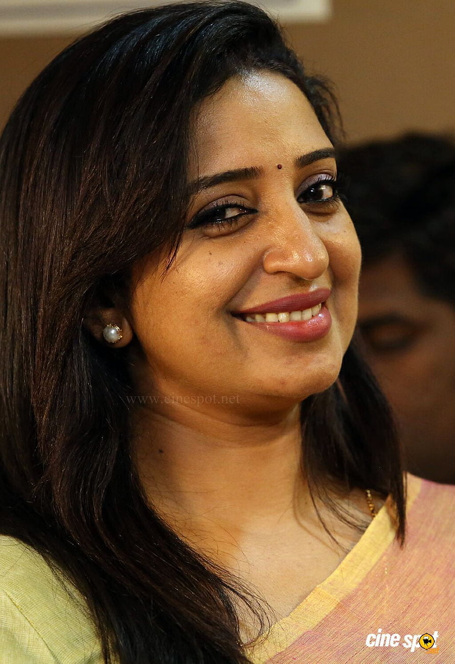 Sona Nair Actress Wearing Traditional Saree With Pearl Earrings HD phone wallpaper