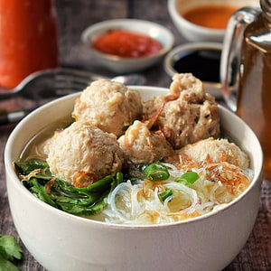 Bakso Meatball Soup with Rice Vermicelli, Greens, and Crispy Shallots in a White Bowl HD phone wallpaper