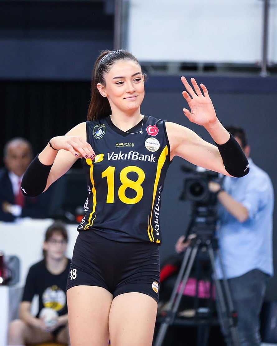Zehra Gunes in VakifBank Volleyball Jersey Waving to Crowd HD phone wallpaper