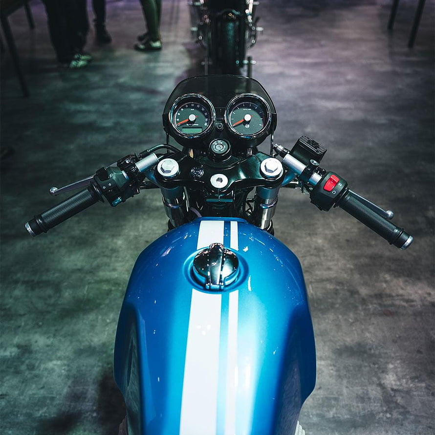 Royal Enfield Continental GT 650 Blue Tank and Handlebar Close-Up HD phone wallpaper
