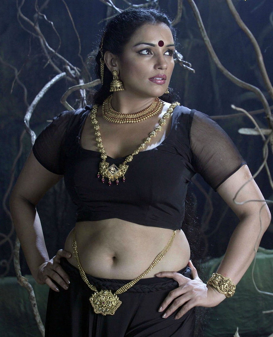 Shweta Menon in Traditional Black Attire with Gold Jewelry HD phone wallpaper