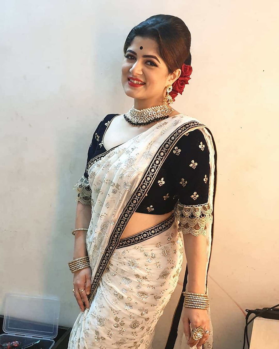 Srabanti Chatterjee in an elegant white and black embroidered saree with traditional jewelry HD phone wallpaper