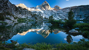 Alpine Mountain Peak Reflected in a Serene High Country Lake HD wallpaper