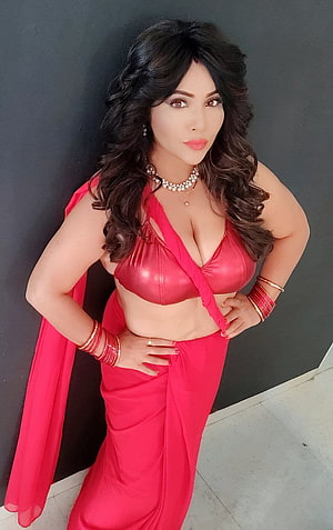 Rajsi Verma in a vibrant red saree with pearl necklace and bangles HD phone wallpaper