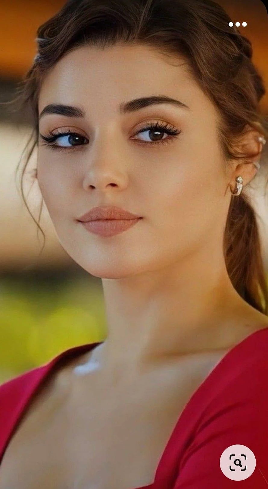 Hande Ercelesoft Focus Portrait in Red Top with Natural Makeup and Warm Outdoor Lighting HD phone wallpaper