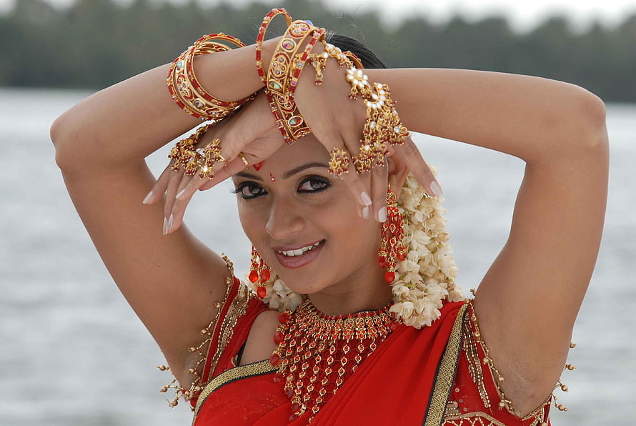 Bhavana in Traditional Red Saree with Gold Jewelry and Jasmine Garland HD wallpaper