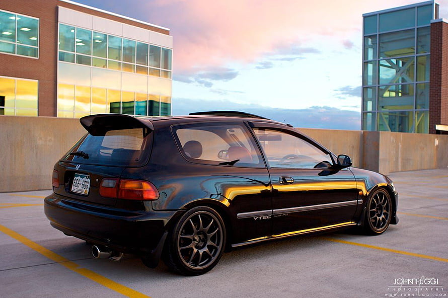 Black Honda Civic EG Hatchback with VTEC Badge Parked in Urban Lot at Sunset HD wallpaper