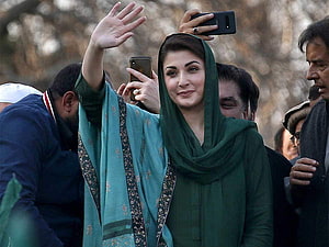 Maryam Nawaz Waving to Crowd in Green Traditional Attire HD wallpaper