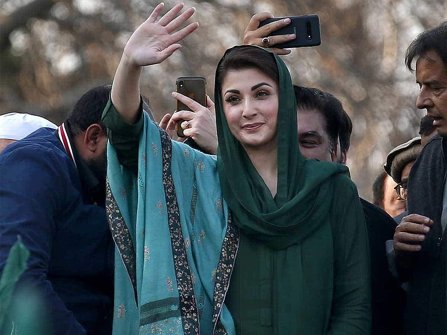 Maryam Nawaz Waving to Crowd in Green Traditional Attire HD wallpaper