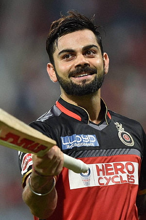 Virat Kohli in Royal Challengers Bangalore jersey holding cricket bat HD phone wallpaper