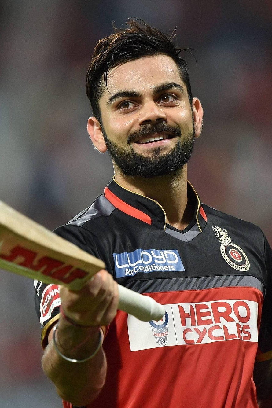 Virat Kohli in Royal Challengers Bangalore jersey holding cricket bat HD phone wallpaper