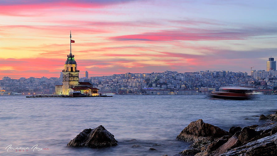 Maiden's Tower at Sunset Over the Bosphorus in Istanbul, Turkey HD wallpaper