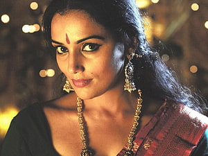Swetha Menon in Traditional Indian Attire with Gold Jewelry and Festive Lighting HD wallpaper