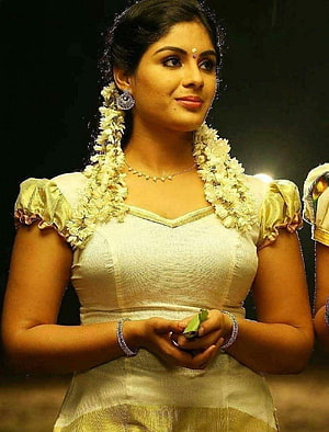 Samyuktha Menon in Traditional White Saree with Jasmine Garland and Silver Jewelry HD phone wallpaper