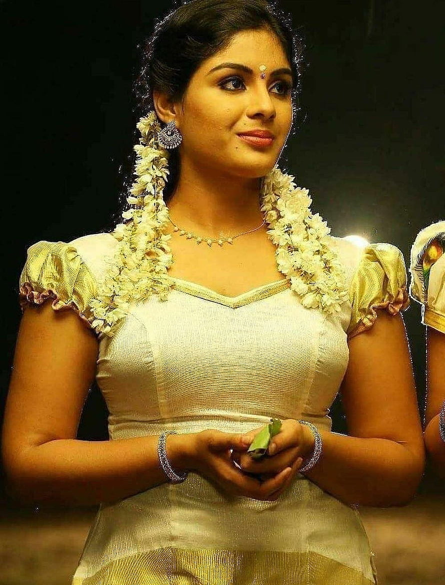Samyuktha Menon in Traditional White Saree with Jasmine Garland and Silver Jewelry HD phone wallpaper