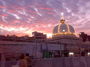 Khwaja Garib Nawaz Dargah in Ajmer at Sunset with Vibrant Pink Sky HD wallpaper