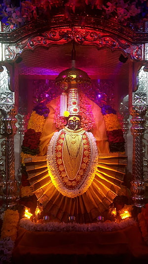 Tulja Bhavani Devasthan Chembur Temple Idol Adorned With Marigold Garlands And Gold Jewelry HD phone wallpaper