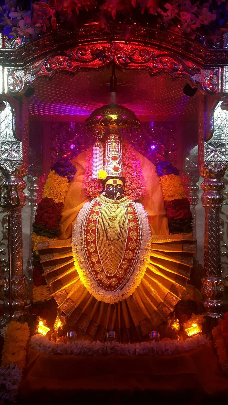 Tulja Bhavani Devasthan Chembur Temple Idol Adorned With Marigold Garlands And Gold Jewelry HD phone wallpaper