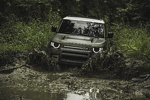 Land Rover Defender 110 Plunging Through Deep Forest Mud HD wallpaper