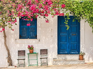 Santorini Blue Door House with Vibrant Bougainvillea and White Walls HD wallpaper