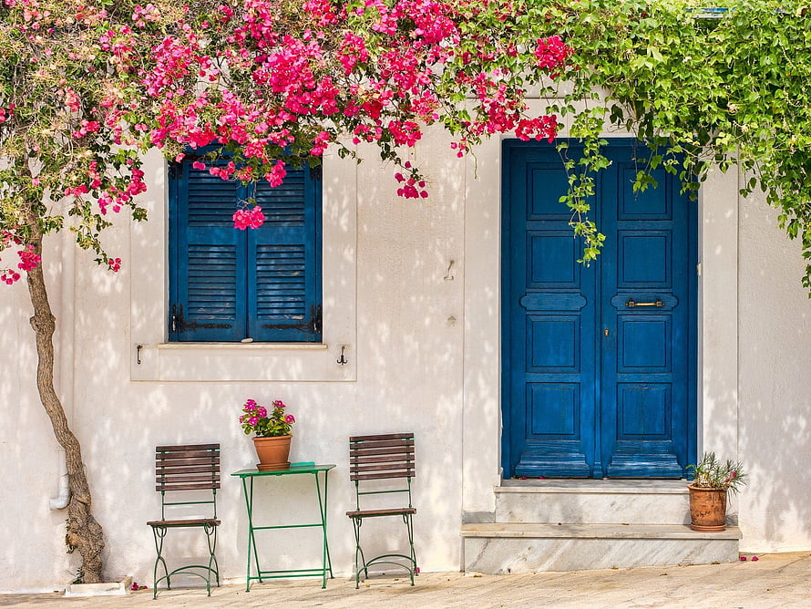 Santorini Blue Door House with Vibrant Bougainvillea and White Walls HD wallpaper