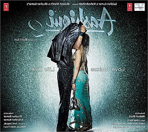 Aashiqui 2 Movie Poster Featuring Romantic Couple Embracing in Heavy Rain HD wallpaper