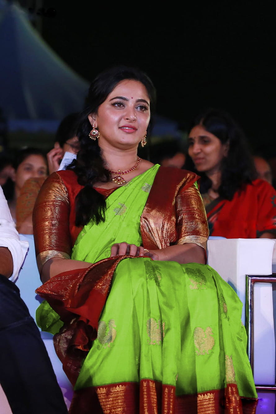 Anushka Shetty in Green Silk Saree at Bahubali 2 Tamil Audio Launch Event HD phone wallpaper