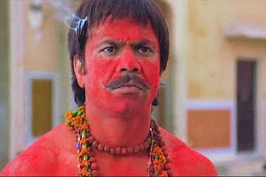Rajpal Yadav as Natwar in Holi Festival Scene with Red Powder and Flower Garland HD wallpaper