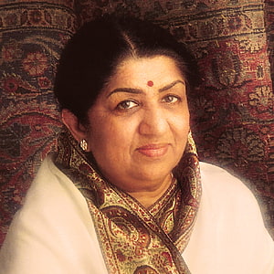 Lata Mangeshkar Portrait in Traditional White Attire with Patterned Dupatta HD phone wallpaper