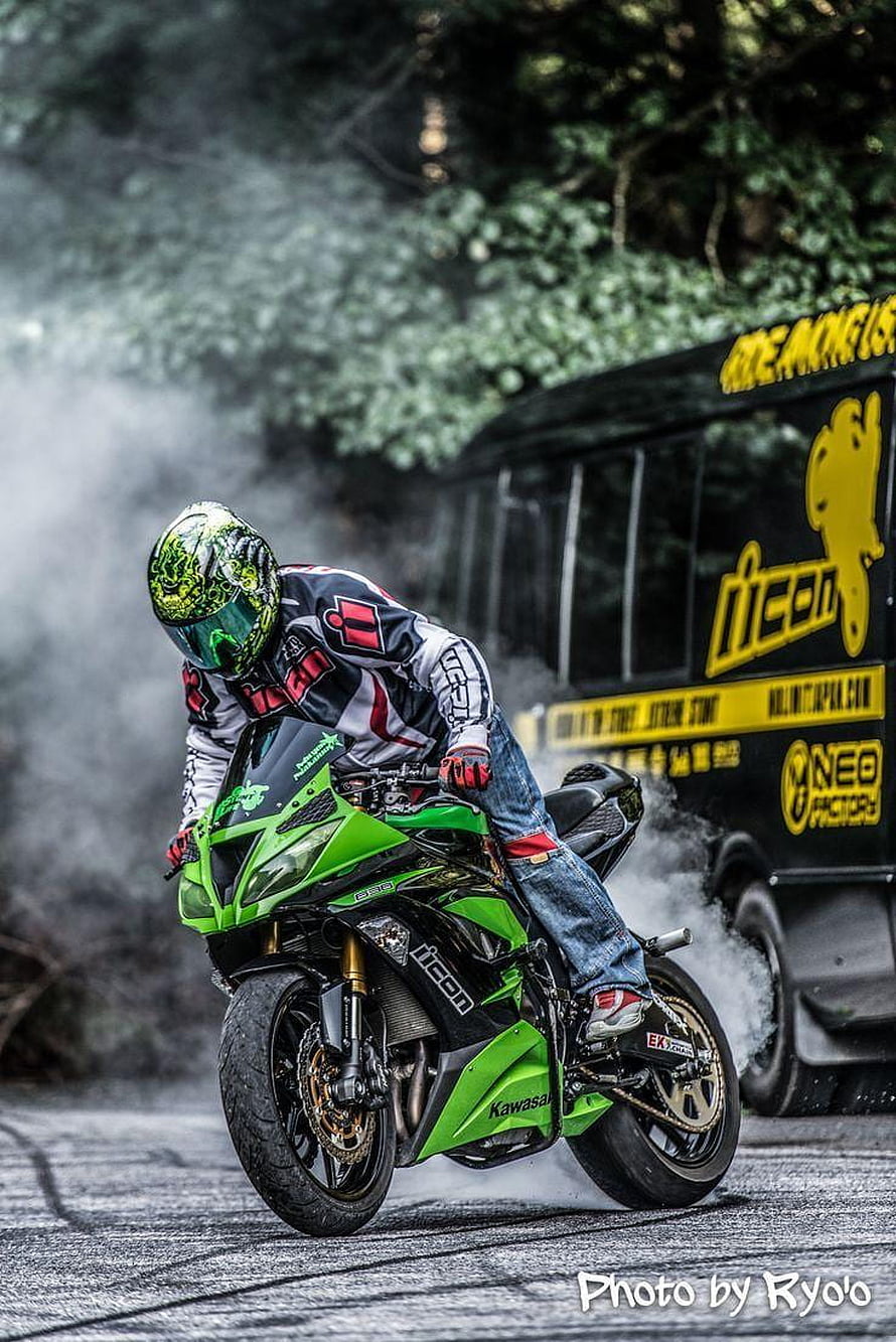 Kawasaki Ninja ZX-6R Green Sport Bike Drift with Smoke Trail on Wet Road HD phone wallpaper