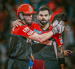 Virat Kohli and AB de Villiers Celebrating in RCB Red and Black Cricket Kits HD wallpaper
