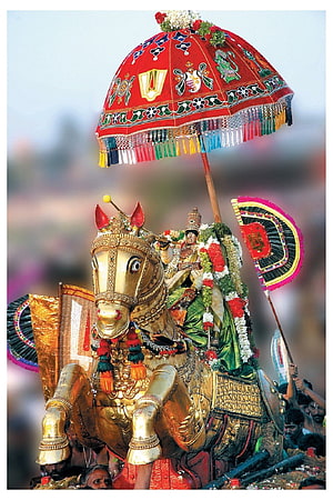 Kallalagar on Golden Horse at Meenakshi Temple Festival in Madurai HD phone wallpaper