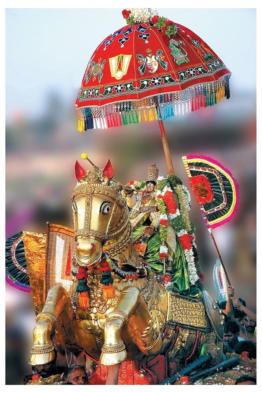 Kallalagar on Golden Horse at Meenakshi Temple Festival in Madurai HD phone wallpaper