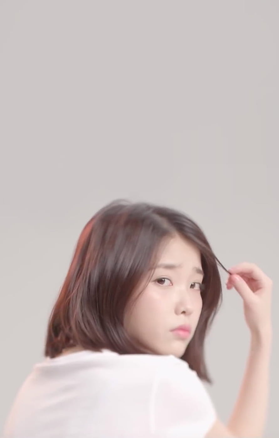 Iu Portrait in White Top with Soft Grey Background HD phone wallpaper
