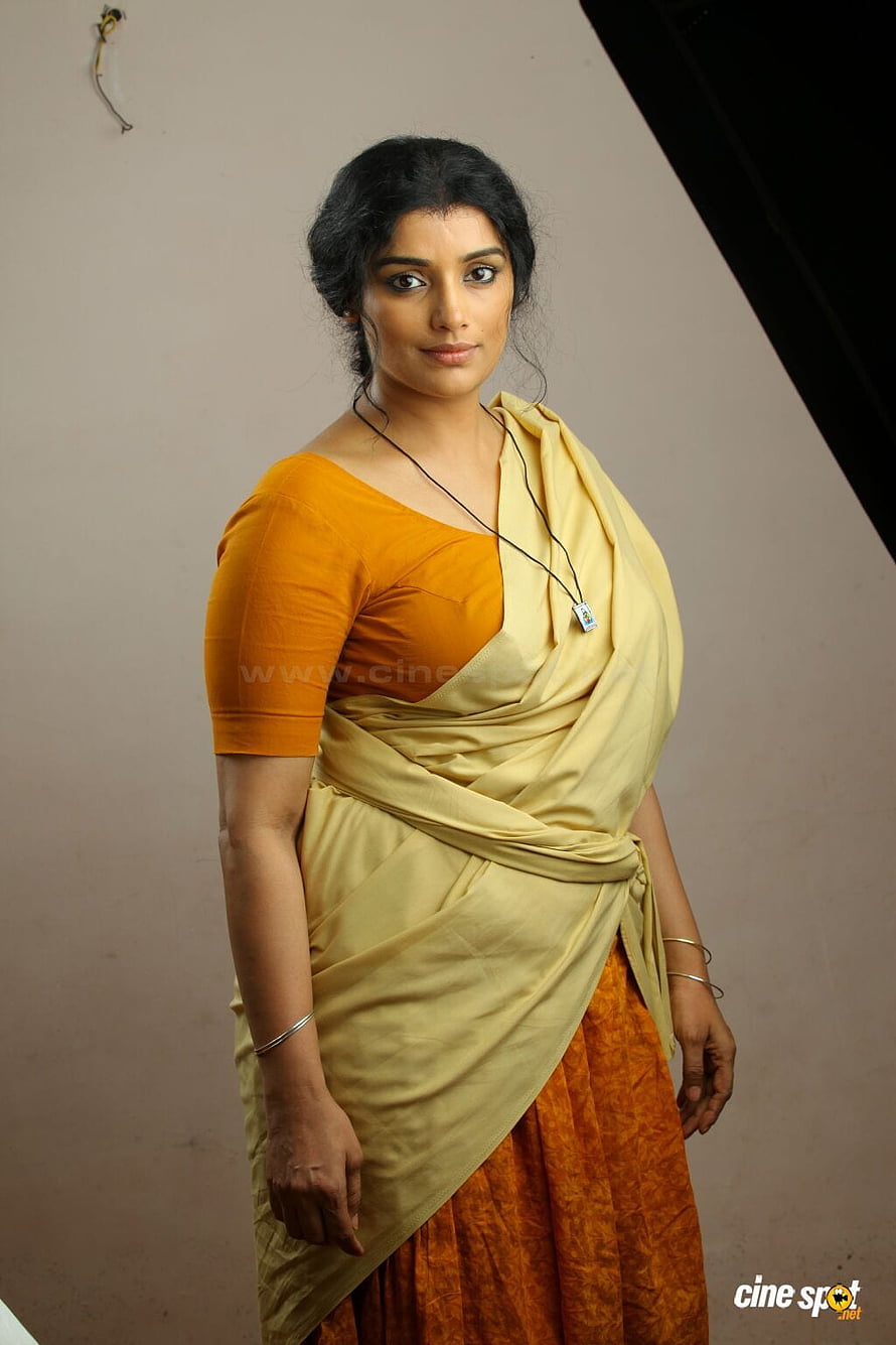 Shweta Menon in a mustard yellow saree with an orange blouse and silver bangles HD phone wallpaper