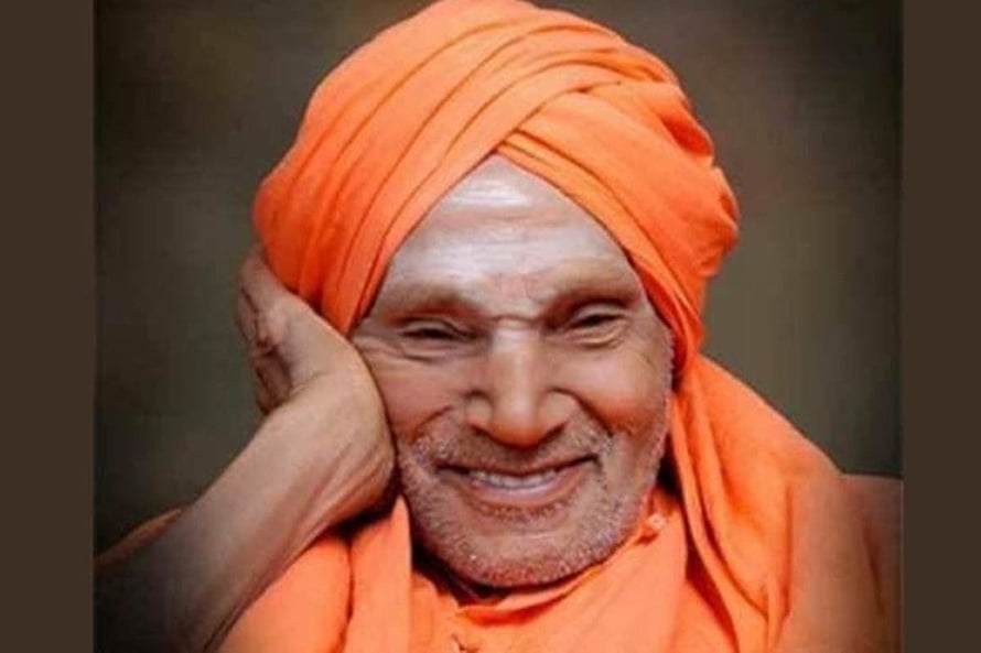 Portrait of Elderly Hindu Monk in Orange Turban and Saffron Robes HD wallpaper