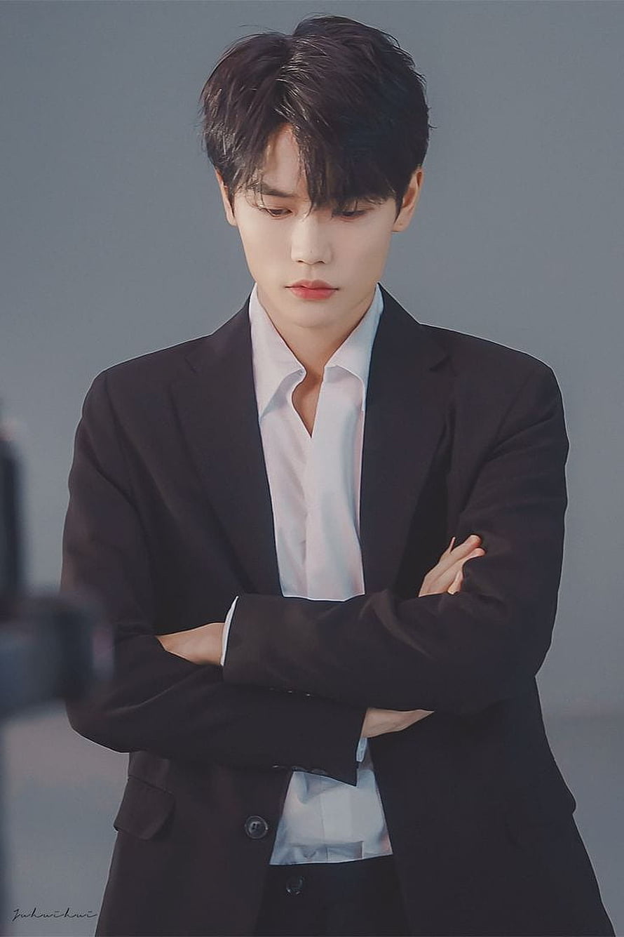 Young Asian man in a black suit and white shirt with arms crossed against a grey studio background HD phone wallpaper