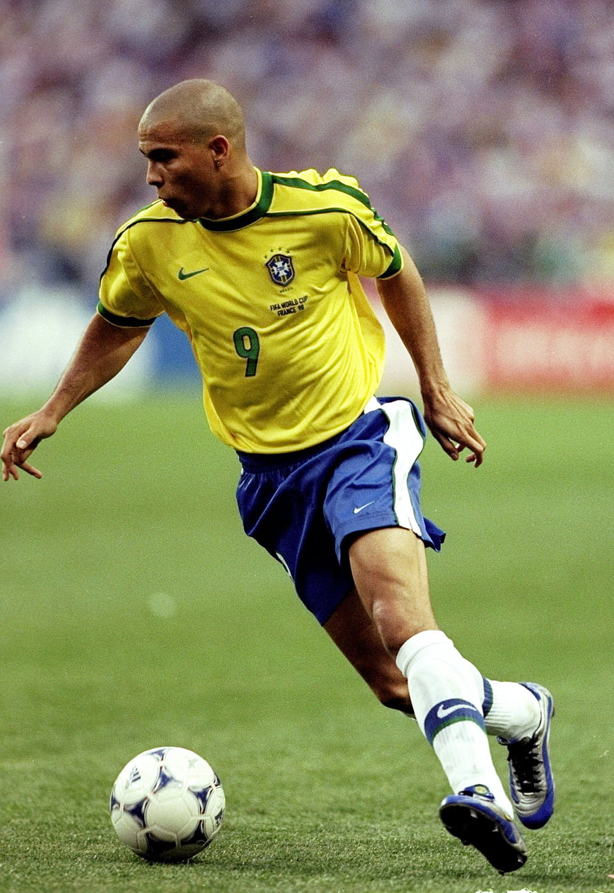 Ronaldo Nazário in Brazil 1998 World Cup Kit Dribbling on the Pitch HD phone wallpaper