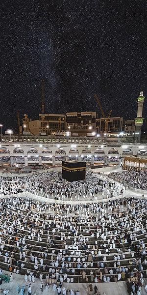 Kaaba at Night Under a Starry Sky with Pilgrims at Masjid al-Haram HD phone wallpaper