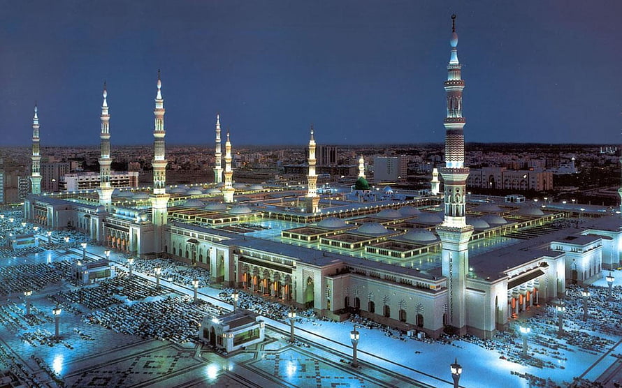 Grand Mosque in Medina at Night with Illuminated Minarets and Prayer Courtyard HD wallpaper