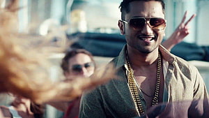 Yo Yo Honey Singh Wearing Sunglasses And Gold Chains In A Vibrant Outdoor Scene HD wallpaper