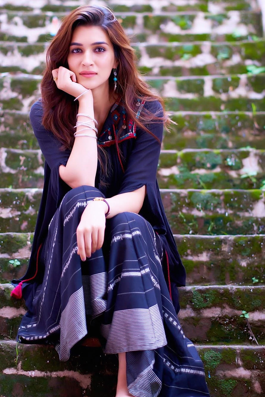 Kriti Sanon in Black Ethnic Wear Sitting on Mossy Stone Steps HD phone wallpaper