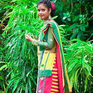 Young woman in traditional Santali ethnic attire with vibrant green and red textiles HD phone wallpaper